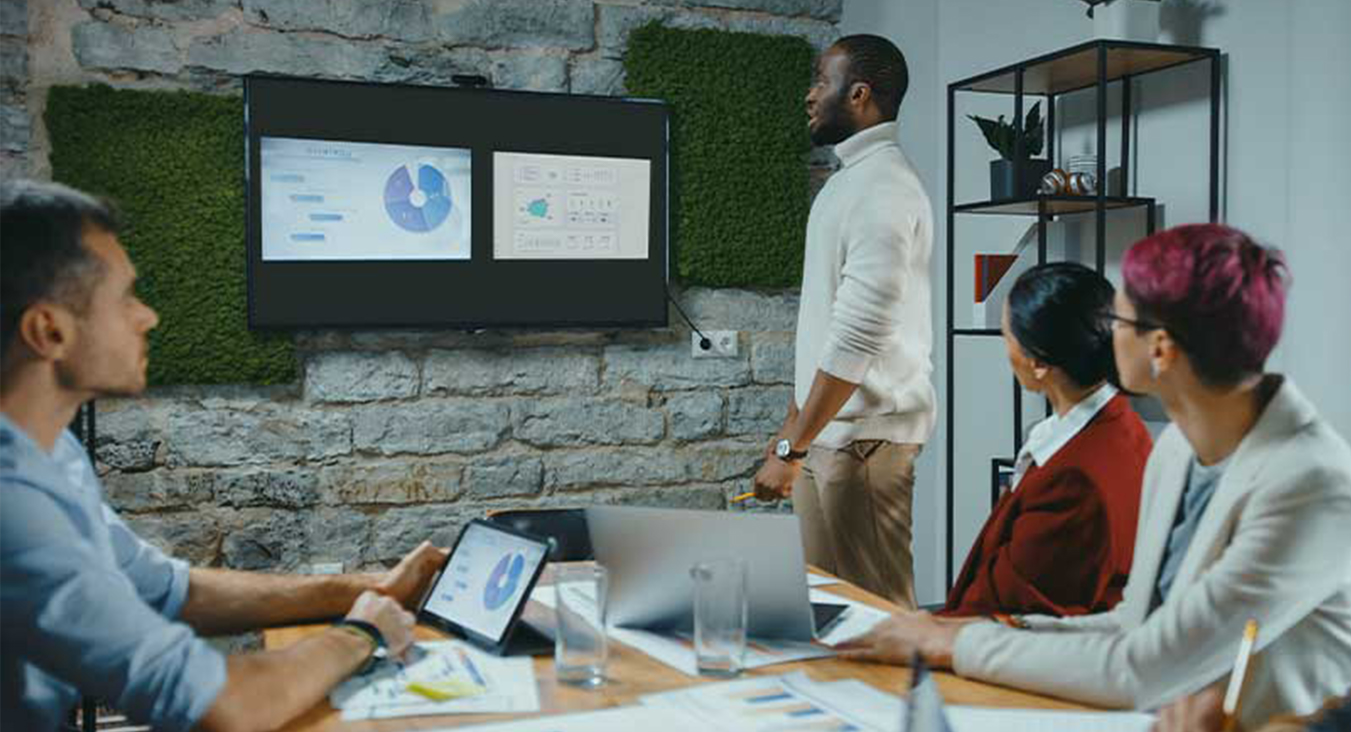 People using multi-device screen mirroring during a meeting
