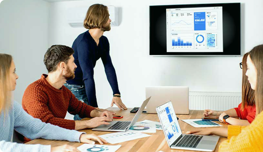 Coworkers wirelessly screen mirroring during a meeting