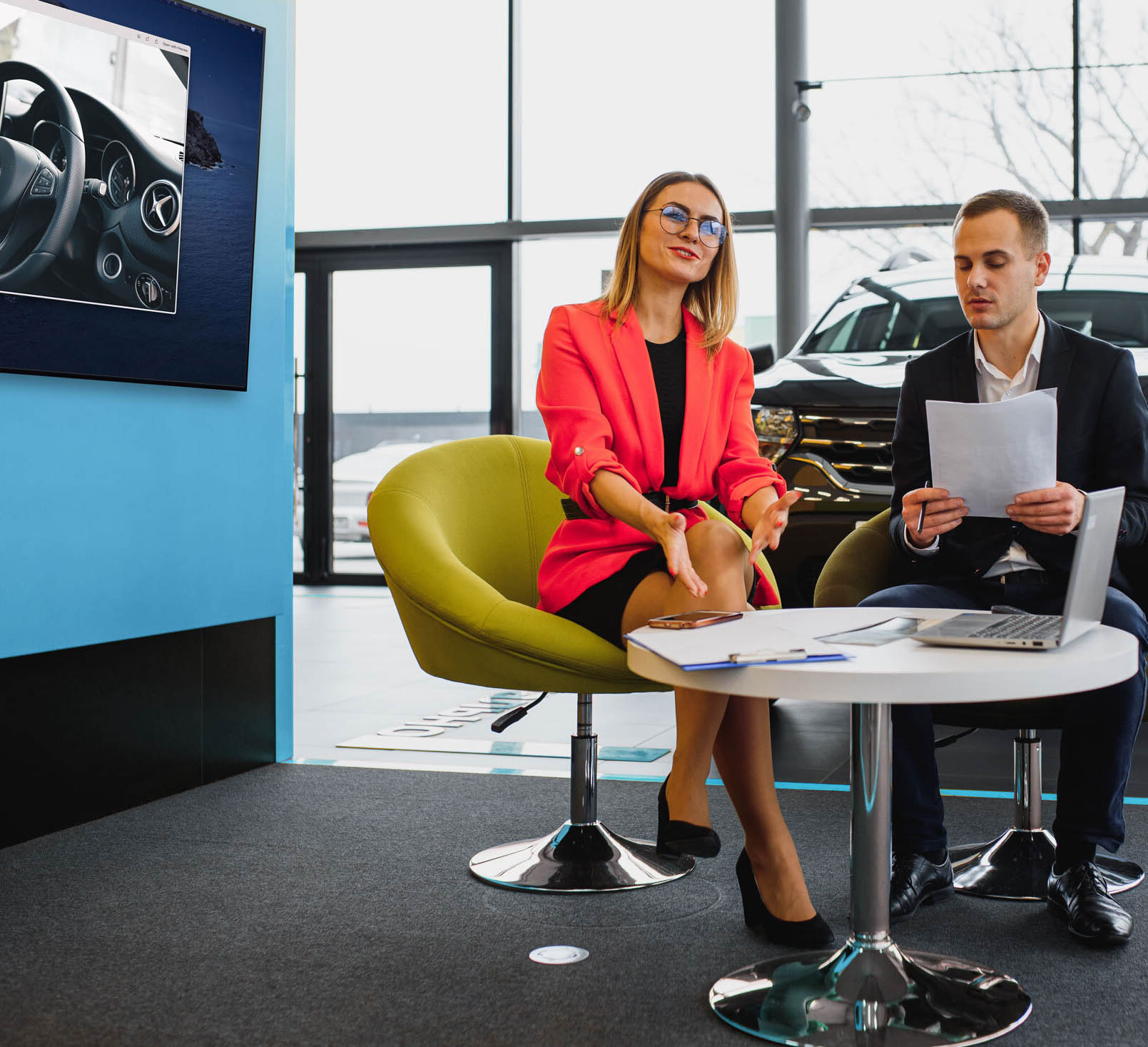 Screen mirroring in a car dealership