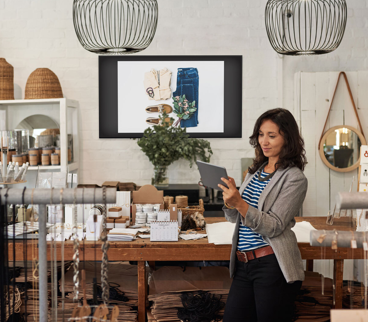 Wirelessly sharing an iPad screen to a TV in a store